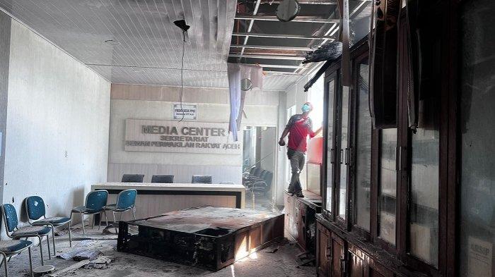 Kebakaran diduga bermula dari AC di ruang Media Center Sekretariat DPRA di lantai dua gedung tersebut. FOTO SERAMBINEWS.COM/M ANSHAR
