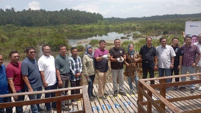 Direktur Utama (Dirut) PT Pupuk Indonesia (Persero) Rahmad Pribadi, dan Dirut PT Pupuk Iskandar Muda Budi Santoso Syarif, pejabat
terkait lainnya, Minggu (25/2/2024)  melepas sepasang burung belibis di lokasi Ekowisata Paya Nie, Desa Blang Mee, Kutablang, Bireuen
