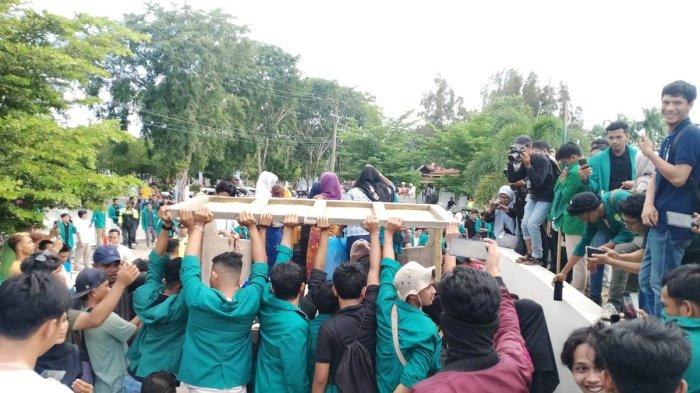 Para pendemo yang melakukan aksi penolakan etnis Rohingya dari Badan Eksekutif Mahasiswa (BEM) Nusantara memaksa membawa para pengungsi 