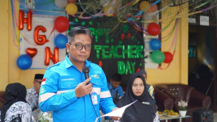 Group Head CEC PT Mifa Bersaudara, Azizon Nurza menjadi inspektur uparaca peringatan Hari Guru Nasional di SMPN 5 Meureubo, Meulaboh, Senin (25/11/2024).