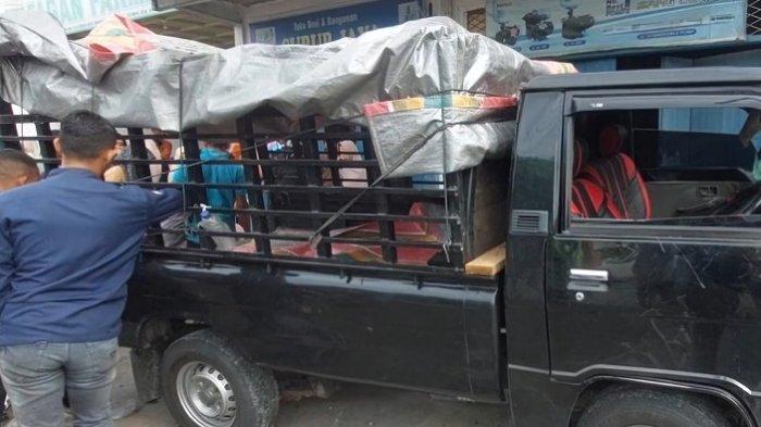 KECELAKAAN - Kendaraan Mitsubishi berisi kaum ibu rombongan intat dara baro dari Pidie Jaya ke Panton Labu bertabrakan di kawasan Desa Geulumpang Payong, Jeumpa, Bireuen.