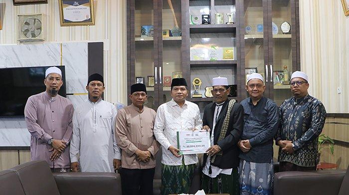 DONASI PALESTINA - Ketua MPU Aceh, Tgk. H. Faisal Ali menerima sumbangan Donasi untuk Palestina yang diserahkan oleh Ketua MPU Kota Banda Aceh, Tgk. H. Syibral Malasyi senilai Rp. 32.000.000,- di ruang kerja Ketua MPU Aceh, Banda Aceh, Selasa (6/5/2025).