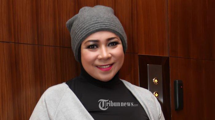 Musisi Melly Goeslaw saat ditemui pada acara konferensi pers program baru TRANS TV, di Menara Bank Mega, Tendean, Jakarta Selatan, Selasa (12/5/2015). Melly Goeslaw bermain pada program baru yang berjudul BBB New Generation bersama Raffi Ahmad, Laudya Chintya Bella, Ayu Shita, Dimas Beck dan Chelsea Olivia. (Tribunnews/Jeprima)