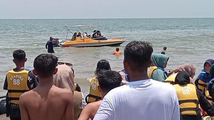 Para pengunjung naik speed boat di objek wisata pantai Ujong Seukee, Peudada Bireuen.