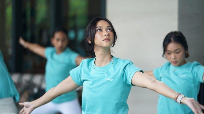 Nana Mirdad sedang melakukan yoga.