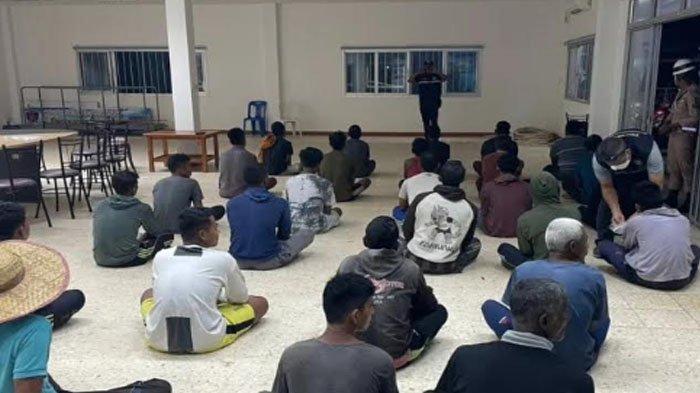 Kedua kapal beserta 29 awaknya dibawa kembali ke dermaga utama di Ratsada.