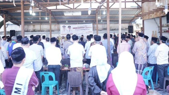 NGOPI SAJAN TEUNGKU - Warga mengikuti peluncuran Ngopi Sajan Teungku oleh Bupati Abdya, Dr Safaruddin SSos, MSP didampingi Wakilnya, Zaman Akli SSos, di Mega Kupi, Desa Meudang Ara, Kecamatan Blangpidie, Abdya, Minggu (13/4/2025).