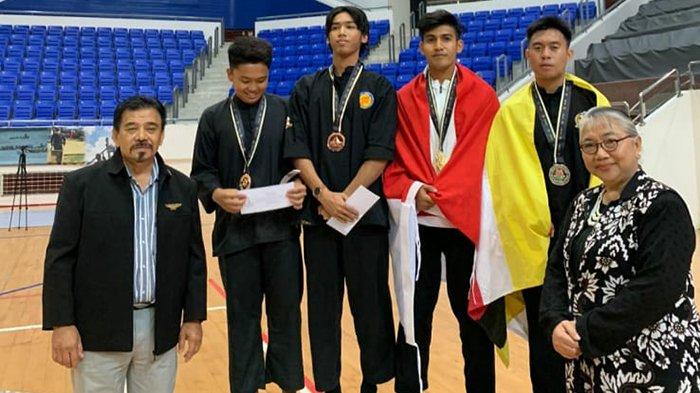 Misran, alumni UBBG (baju putih tiga dari kanan) berpose bersama usai meraih medali emas Kejuaraan Silat Internasional di Stadion Olahraga Brunei Darussalam, Kamis (27/7/2023).