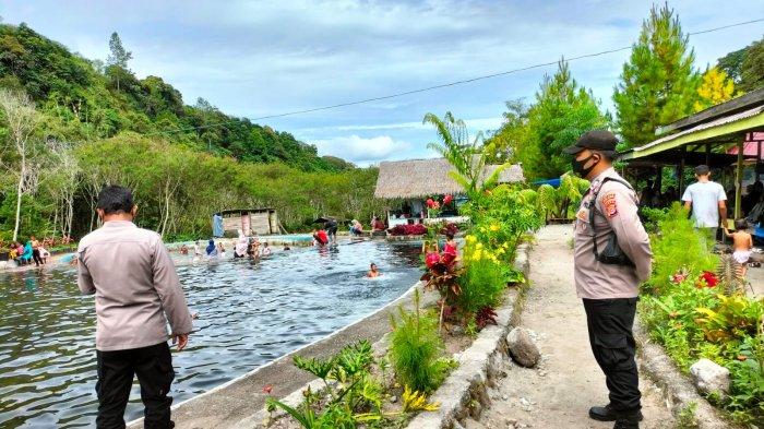 Personel Polsek Timang Gajah melakukan patroli di objek wisata Batu Lepes di Kampung Lampahan, Kecamatan Timang Gajah, Kabupaten Bener Meriah, Sabtu (7/5/2022).