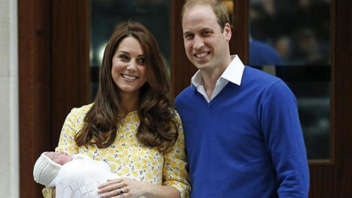 Kate Middleton menggendong putrinya, didamping Pangeran William di depan Lindo Wing, Rumah Sakit St Marry, London, Inggris, (2/5/2015).