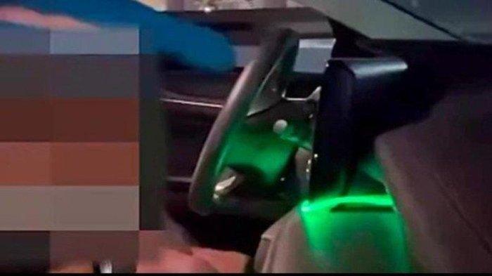 Inilah detik-detik pasangan mesum alami kecelakaan saat berhubungan badan di dalam mobil yang sedang melaju.