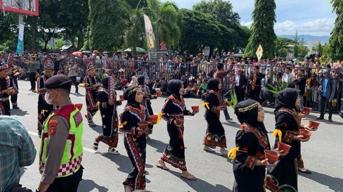 Pawai Budaya yang bermulai dari lapangan Blangpadang menuju panggung kehormatan yang berada di depan Mesjid Raya Baiturrahman, Banda Aceh, Minggu (5/11/2023).