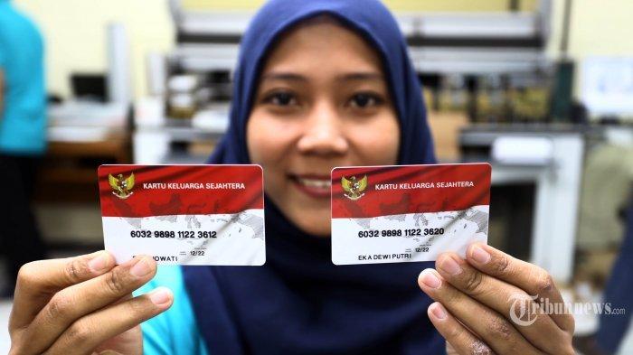 Pekerja menunjuka Kartu Keluarga Sejahtera (KKS) di Kantor Percetakan Negara, Jakarta Pusat, Jumat (15/12/2017). Pemerintah menargetkan penyaluran bantuan sosial non tunai dengan 10 juta kartu penerima manfaat (KPM) bagi masyarakat kurang mampu dalam bentuk KKS yang memiliki fitur 