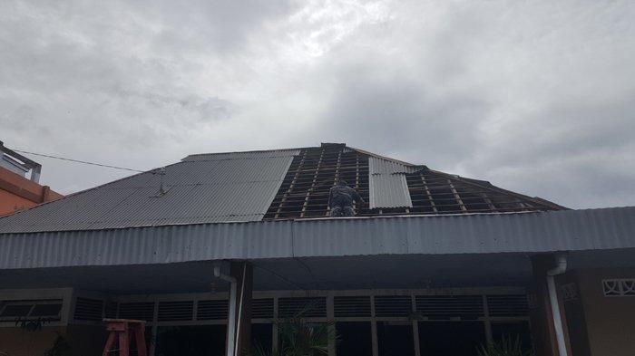 Diterpa Angin Kencang, Atap Rumah Warga di Aceh Selatan Terbang ...