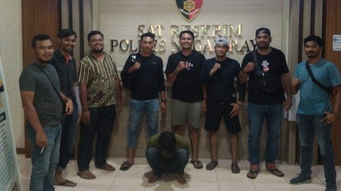 Pelaku penusukan mertua saat diamankan di Mapolres Aceh Selatan.