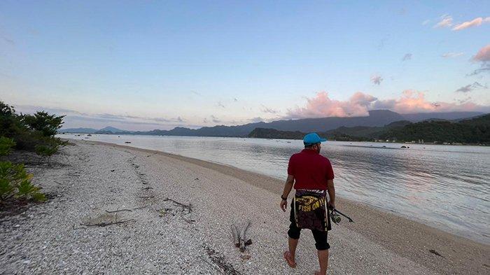 Tepi pantai pulau Lhokseudu yang menjadi objek wisata baru di Gampong Pulot, Kecamatan Leupung, Aceh Besar. Para pengunjung bisa menikmati keindahan daratan utama melalui lokasi ini. (SERAMBINEWS.COM/HENDRI)