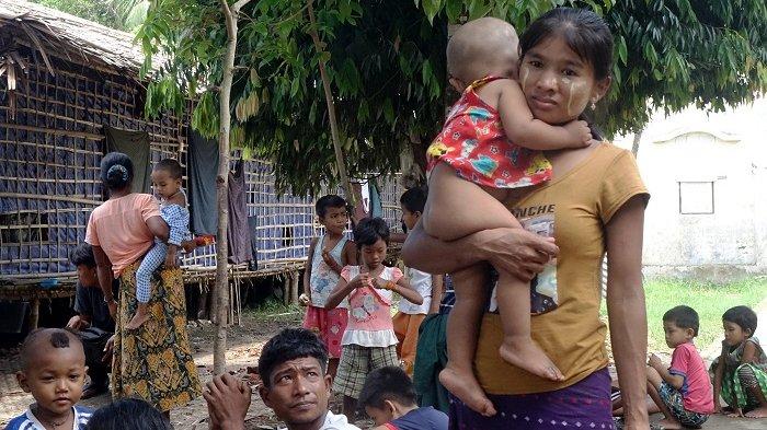 Warga yang lari dari konflik bersenjata antara tentara Arakan (AA) dengan tentara Myanmar mengungsi ke kamp sementara di Sittwe, negara bagian Rakhine, Senin (29/6/2020).