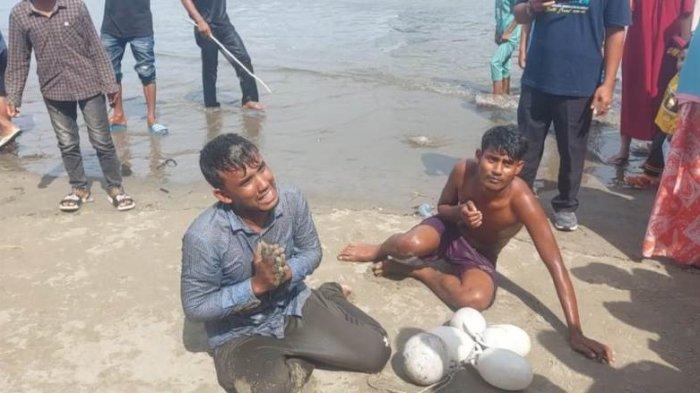 Empat orang diduga pengungsi Rohingya turun dari boat ke darat, sedangkan lainnya tetap dalam boat di Pantai Kuala Pawon, Kecamatan Jangka, Kabupaten Bireuen, Kamis (16/11/2023)