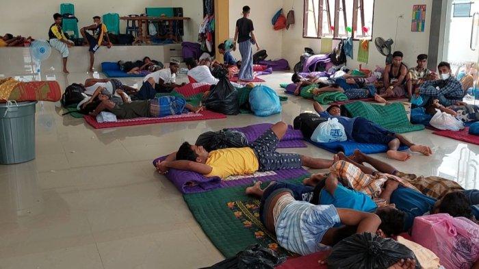 Para pengungsi Rohingya sedang berada di tempat penampungan gedung serbaguna Kantor Camat Jangka, Bireuen.