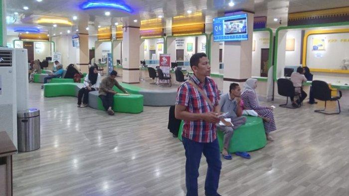 Sejumlah pengunjung sedang menunggu antrian untuk mengurus administrasi di Mal Pelayanan Publik (MPP) Aceh Besar, Rabu (2/10/2024).
