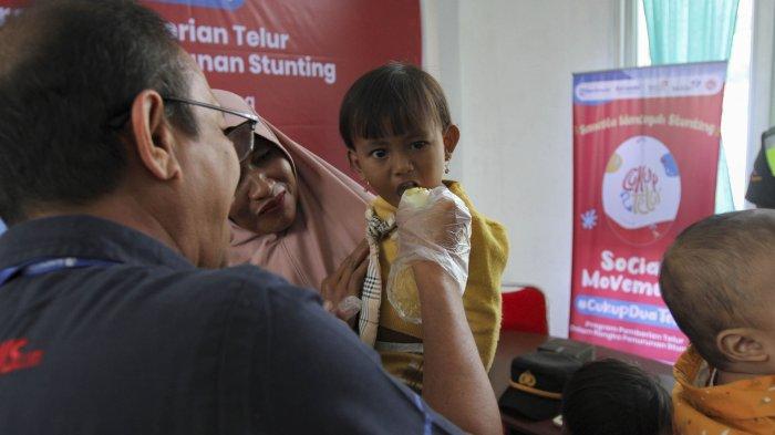 Pemimpin Perusahaan Serambi Indonesia, Mohd Din menyulangi telur pada anak asuh