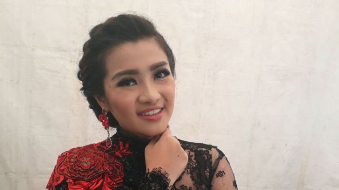 Penyanti dangdut Fitri Carlina diabadikan di belakang panggung Konser Dangdut Marawis Betawi di eks Driving Range, Gelora Bung Karno, Jakarta Pusat, Sabtu (15/4/2017).