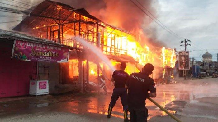 BERITA DUKA - Kebakaran enam kios di dekat terminal Idi Rayeuk, Aceh Timur Minggu (20/4/2025). 
