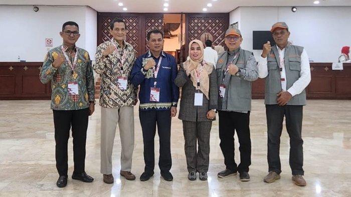 FORKONAS PP DOB - Wabup Aceh Selatan Baital Muqadis dan utusan CDOB Aceh Selatan Jaya (Asja), yakni, Ketua DPRK Aceh Selatan, Rema Mishul Azwa, Ketua Umum Panitia Asja, Ketua Harian Asja, Sekretaris Asja, dan Peninjau saat menghadiri Munas Forkonas PP DOB  di Gedung Nusantara V DPR / MPR RI, Senayan, Jakarta, Jum’at (21/2/2025).