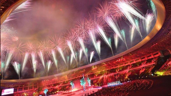 Pertunjukan kembang api pada penutupan PON Papua di Stadion Lukas Enembe, Distrik Sentani Timur, Kabupaten Jayapura, Papua, Jumat (15/10/2021). PON XX Papua ditutup secara resmi oleh Wakil Presiden RI Ma'ruf Amin, disertai penyerahan bendera (pataka) PON oleh Ketua Umum KONI Marciano Norman kepada Sekretaris Daerah Aceh, Taqwallah.