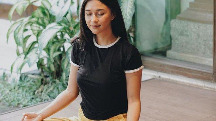 Pesona Nana Mirdad di Rumah Aja