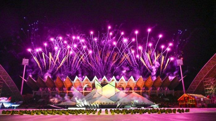 Kembang api pada pembukaan PON XXI Aceh Sumut di Stadion Harapan Bangsa, Banda Aceh, Senin (9/9/2024) malam.