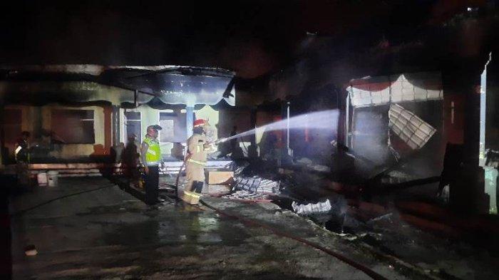 Petugas melakukan upaya pemadaman terhadap ruangan Pondok Pesantren Gontor yang terbakar di Desa Meunasah Baroe, Kecamatan Seulimeum, dinihari tadi ludes terbakar, Rabu (23/8/2023).