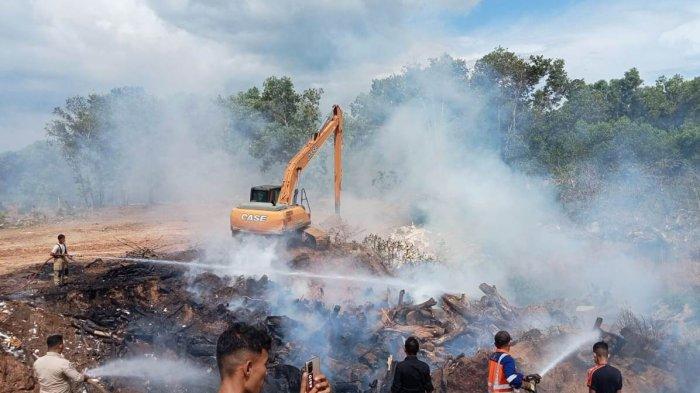Pembuangan Sampah di Anturan Terbakar, Mobil Dinas Hangus Dilalap Api