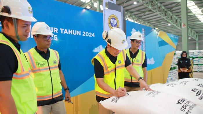 PT Pupuk Iskandar Muda (PIM) menyelenggarakan acara End Year Closing PTahun 2024. Acara dihadiri oleh jajaran Manajemen dan Karyawan/Karyawati menandai tutup tahun kinerja Perusahaan, Selasa (31/12/2024).