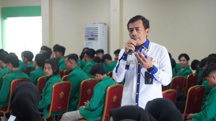 Direktur Operasi dan Produksi PT Pupuk Iskandar Muda (PIM), Ir Jaka Kirwanto IPU memberikan kuliah umum kepada mahasiswa Universitas Malikussaleh tentang proses produksi Pupuk Urea dan NPK (Nitrogen, Fosfor, Kalium) yang dilaksanakan di Aula Cut Meutia, kampus Bukit Indah, Lhokseumawe, Senin (6/5/2024)