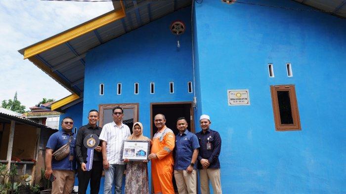 PT Pupuk Iskandar Muda menyerahkan bantuan 1 unit Rumah Sehat Sederhana (RSS) kepada Nurmiati di Gampong Tambon Baroh, Kecamatan Dewantara, Aceh Utara, pada Selasa (27/5/2025).