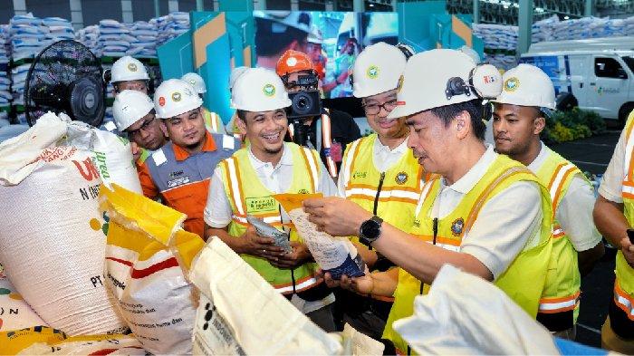 PT Pupuk Iskandar Muda (PIM) melaksanakan Pengantongan Akhir Tahun 2023 dan Pengantongan Awal tahun 2024 secara simbolis yang disertai dengan Penyerahan Santunan kepada Anak Yatim dari Desa Lingkungan Perusahaan bertempat di area Bagging NPK PIM, Jumat (30/12/2023)