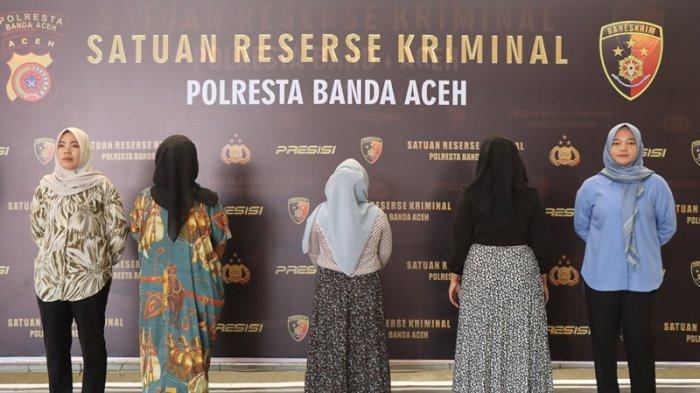 Polisi memperlihatkan para pelaku prostitusi online di Lapangan Indoor Polresta Banda Aceh, Rabu (16/8/2023).