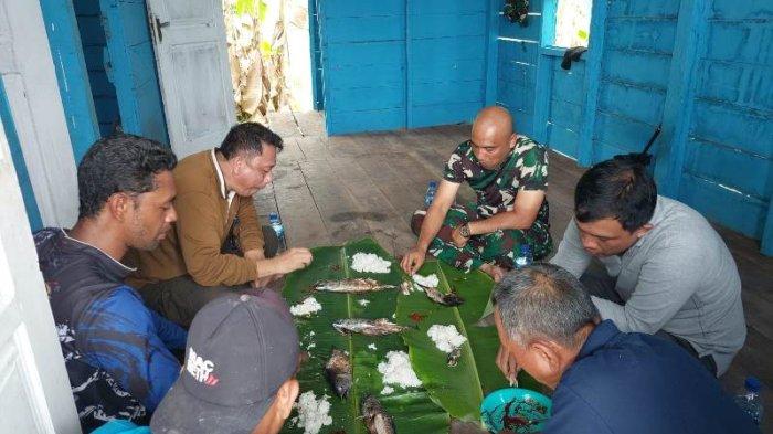 Teks foto: SERAMBINEWS.COM/DEDE ROSADI: 


Dandim 0109/Aceh Singkil Letkol Inf Moh Mulyono, Asisten I Setdakab Aceh Singkil Junaidi, ikut makan bersama di pondok milik Pemerintah Aceh di Pulau Panjang, Singkil Utara yang diklaim masuk wilayah Sumatera Utara, Sabtu (9/9/2023)