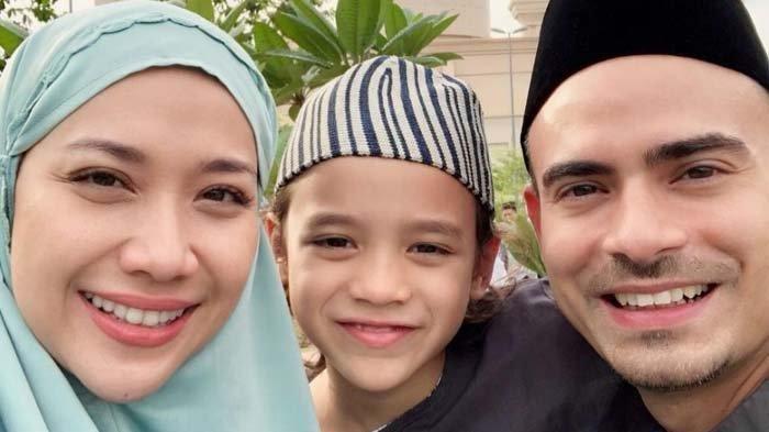Potret keluarga BCL (kiri) dan Ashraf Sinclair (kanan) bersama Noah Sinclair (tengah)