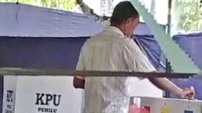 Salah satu Warga Gampong Masjid Lancok, Kecamatan Bandar Baru, Pijay melakukan aksi nekat membawa surat suara yang telah dicoblos dan memasukkan ke dalam kotak suara dalam Pemilu di desa tersebut, Rabu (14/2/2024)