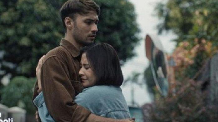 Prilly Latuconsina dan Refal Hady di film Ketika Berhenti di Sini.