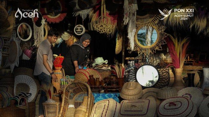 
Pembeli sedang memilih produk dari hasil kerajinan tangan dari bahan Rotan di salah satu tempat usaha di kawasan Lhoknga, Aceh Besar, Selasa (22/10/2024). 