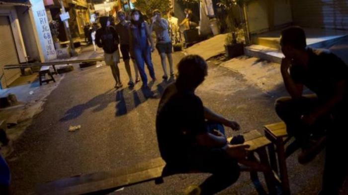 Para pekerja seks berjalan di kawasan Dolly, Surabaya, yang sepi, Rabu (18/6/2014) malam, setelah pemerintah kota resmi menutup kawasan prostitusi terbesar di Asia Tenggara tersebut.