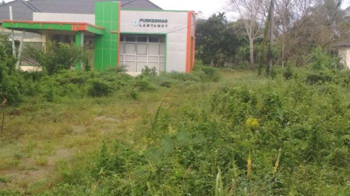 Puskesmas Lamtamot, Kecamatan Lembah Seulawah, Kabupaten Aceh Besar, hingga saat ini belum difungsikan, Sabtu (18/9/2021). Akibatnya, bangunan itu terkesan ditelantarkan dan kini ditumbuhi semak belukar dan rerumputan di lingkungan Puskemas Lamtamot