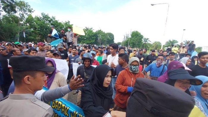 Ratusan masyarakat dari 11 desa lingkungan PT Perta Arun Gas (PAG) Lhokseumawe, berdemo ke perusahaan itu, Kamis (10/8/2023) pagi.