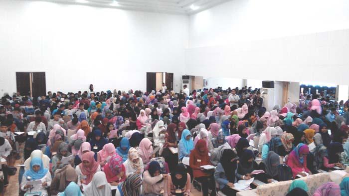 Ratusan siswa SMA, MA dan SMK se-Aceh mengikuti try out akbar Ujian Saringan Masuk (USM) Sekolah Tinggi Akutansi Negara (STAN) yang berlangsung di Gedung Keuangan, Banda Aceh, Minggu (7/9). SERAMBI/MISRAN ASRI