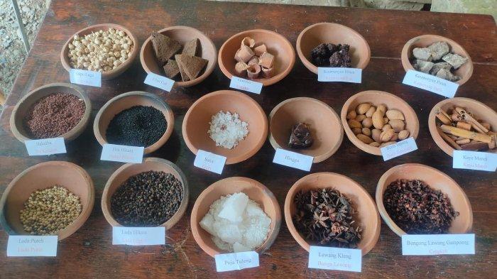 Rempah Aceh di stan Rumoh Manuskrip Aceh di Gampong Ie Masen Kayee Adang, Banda Aceh, Minggu (5/11/2023).