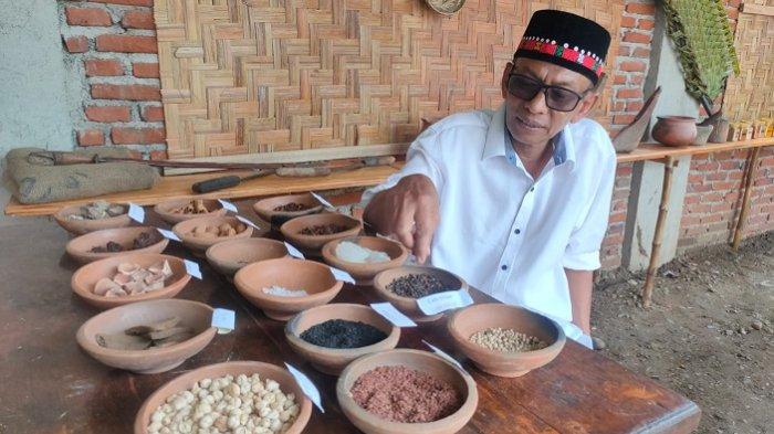 Tarmizi A Hamid atau Cek Midi memperlihatkan rempah Aceh di stan Rumoh Manuskrip Aceh di Gampong Ie Masen Kayee Adang, Banda Aceh, Minggu (5/11/2023).