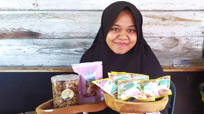 
Nurillah (26) pengusaha rumahan oleh-oleh Roti Kopi Aren (28/3/2022).